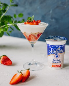 Tiramisu se šlehačkou a kysanou smetanou