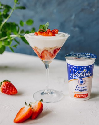Tiramisu se šlehačkou a kysanou smetanou